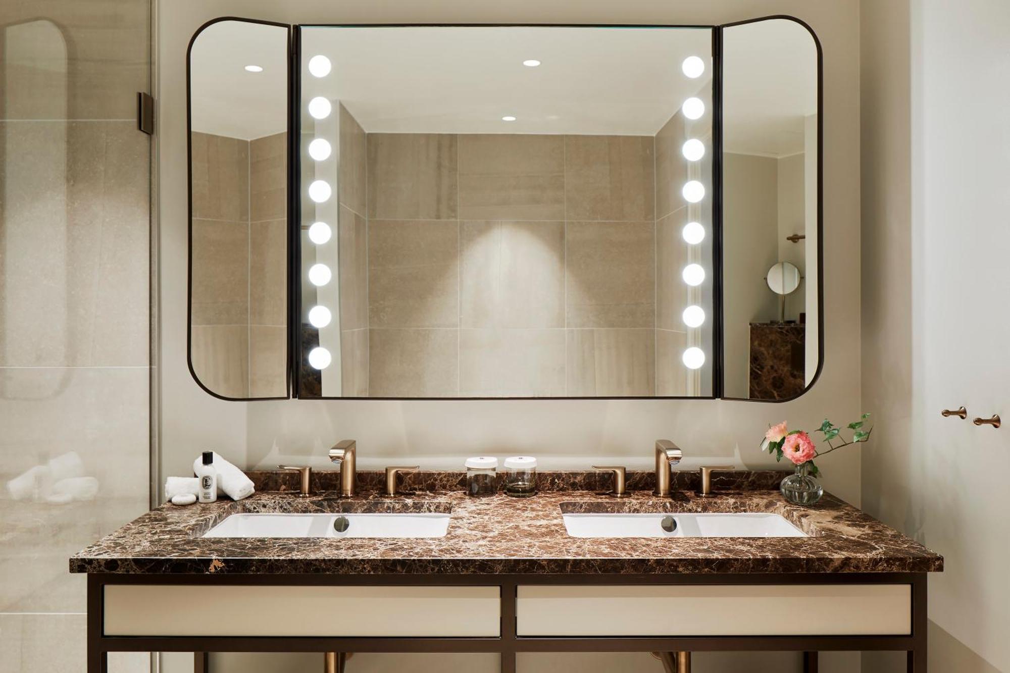 Bank Hotel, A Member Of Small Luxury Hotels Stoccolma Camera foto Bathroom vanity with a lighted mirror