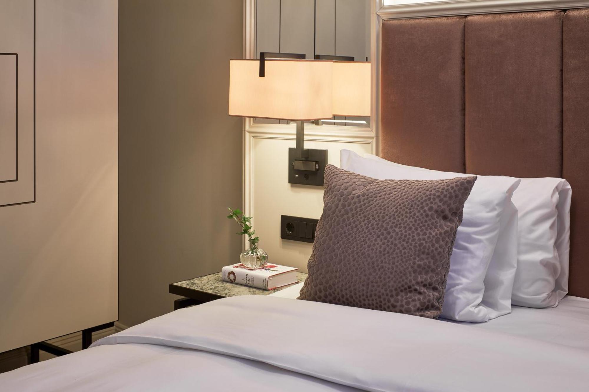 Bank Hotel, A Member Of Small Luxury Hotels Stoccolma Esterno foto A bed with a headboard