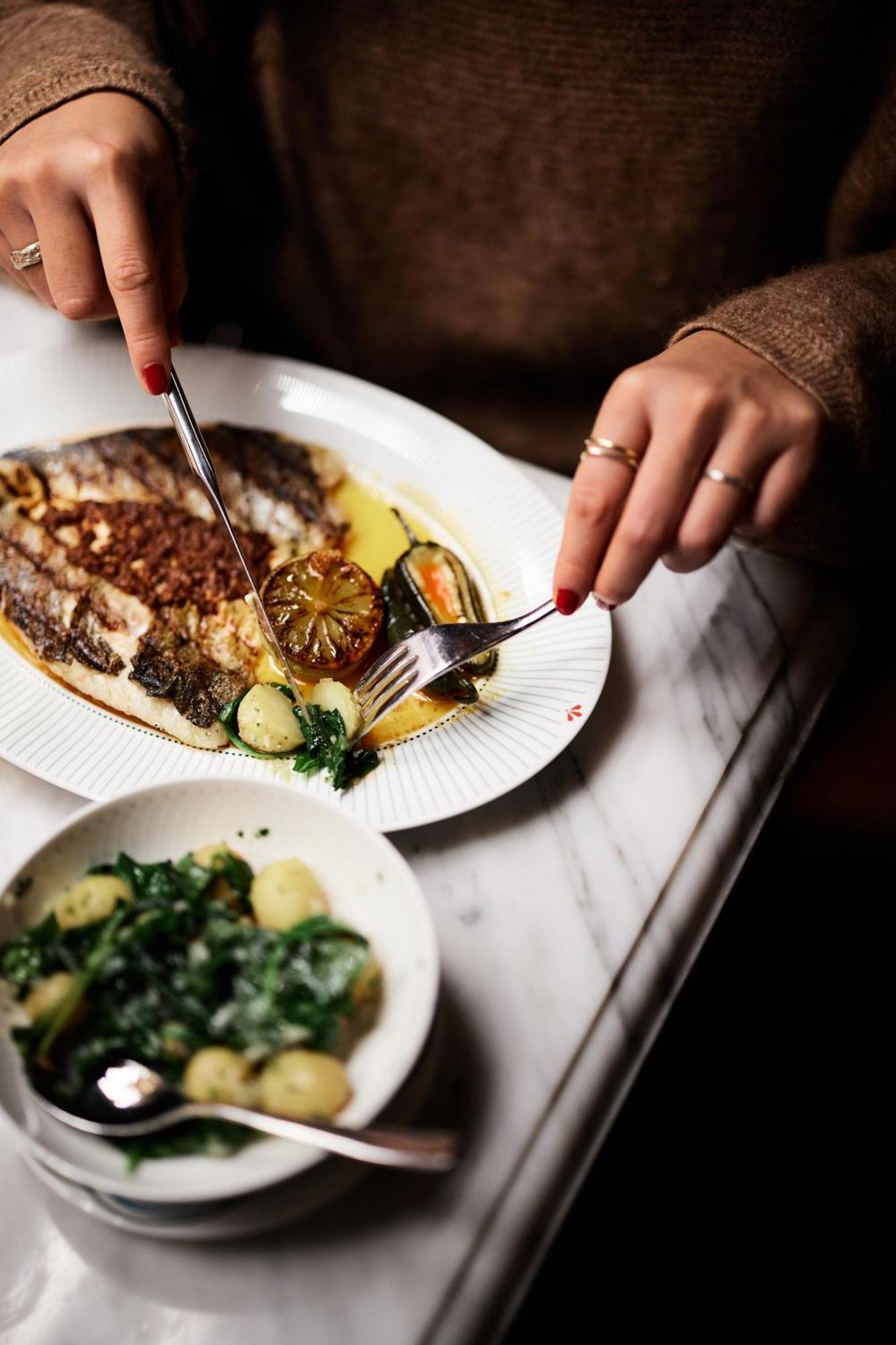 Bank Hotel, A Member Of Small Luxury Hotels Stoccolma Esterno foto A woman using a fork to eat a meal