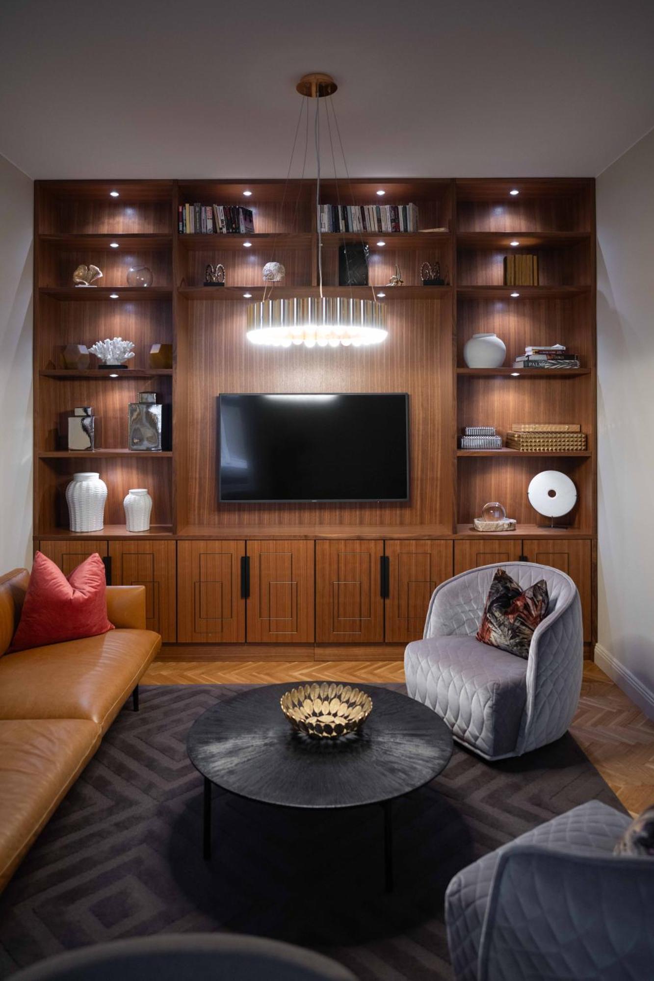 Bank Hotel, A Member Of Small Luxury Hotels Stoccolma Esterno foto A living room with a television