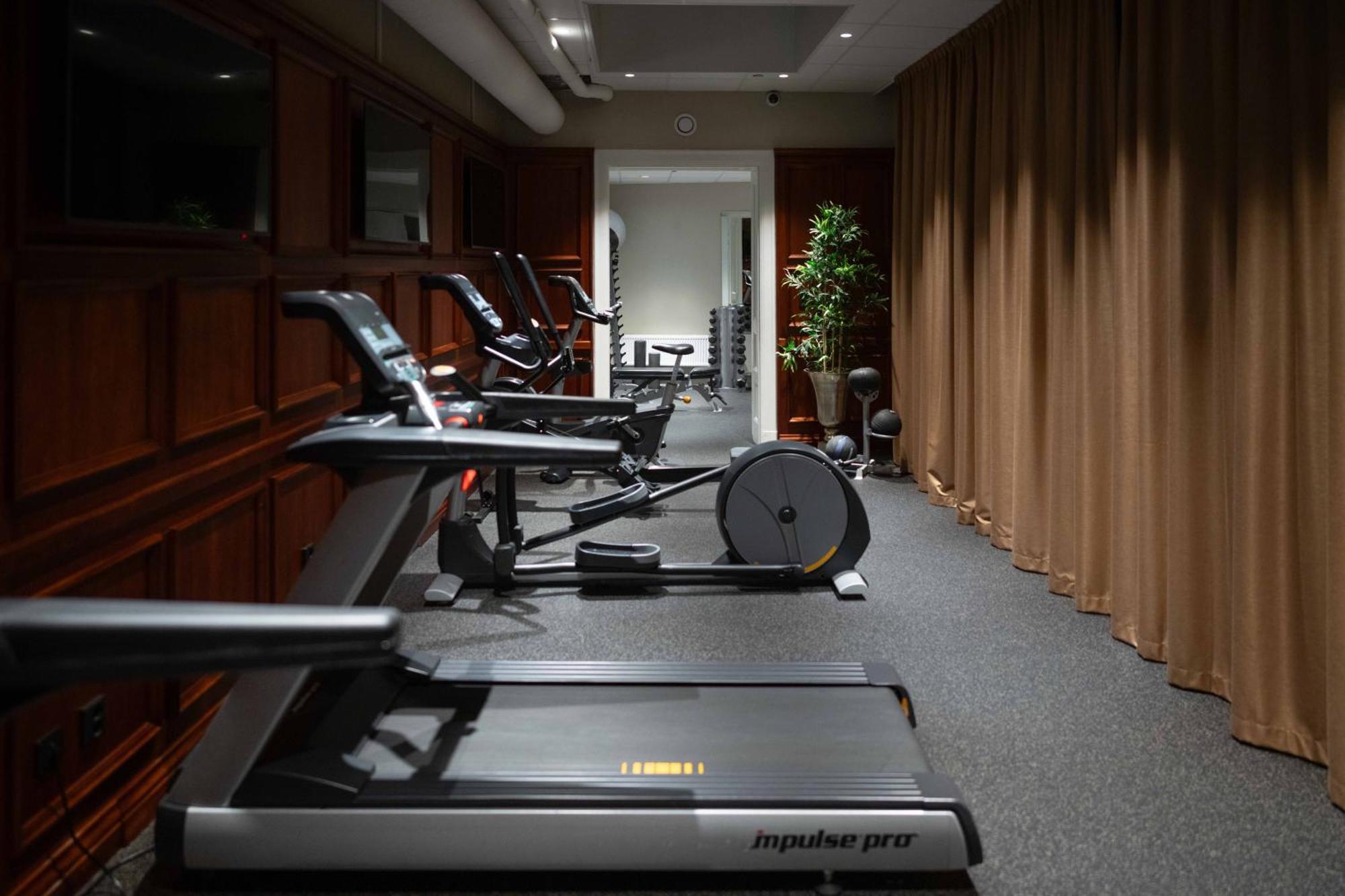 Bank Hotel, A Member Of Small Luxury Hotels Stoccolma Esterno foto A gym at a hotel