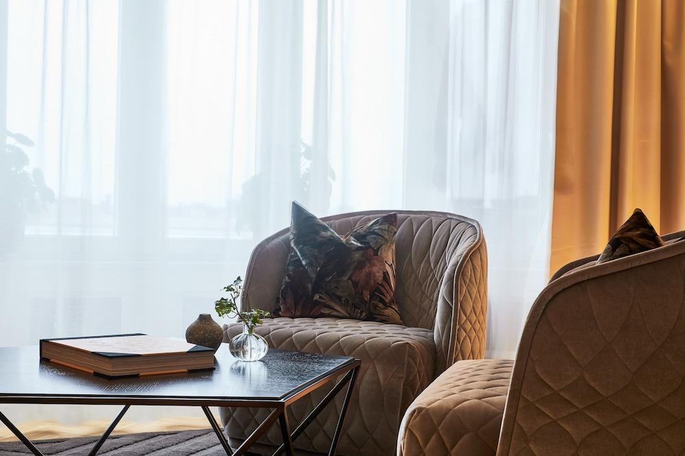 Bank Hotel, A Member Of Small Luxury Hotels Stoccolma Esterno foto A German Shepherd dog in a hotel room