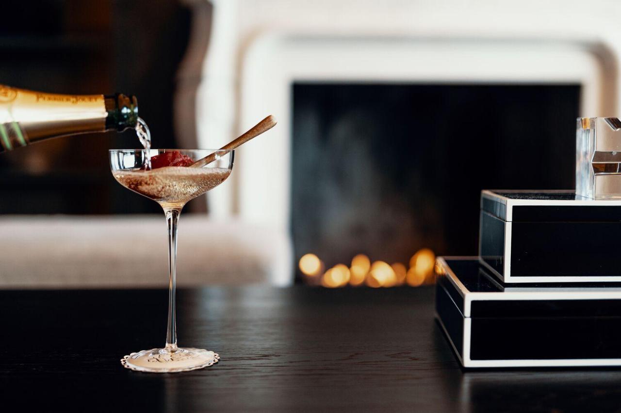 Bank Hotel, A Member Of Small Luxury Hotels Stoccolma Esterno foto A champagne cocktail